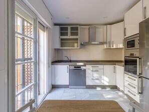 Fridge, oven, dishwasher, coffee/tea maker