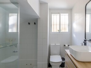 Een douche, een haardroger, handdoeken