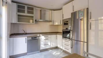 Een koelkast, een oven, een vaatwasser, een koffiezetapparaat/waterkoker