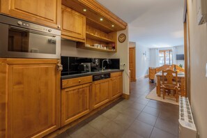 Fridge, microwave, stovetop, dishwasher