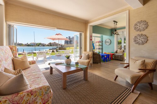 Stylish Studio Retreat | Marina View | Patio