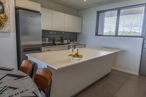 Refrigerador, microondas, parrilla de estufa y lavavajillas
