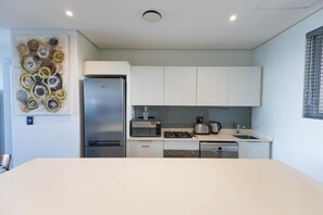 ثلاجة، ميكروويف، موقد طهي مسط�ح، غسالة أطباق