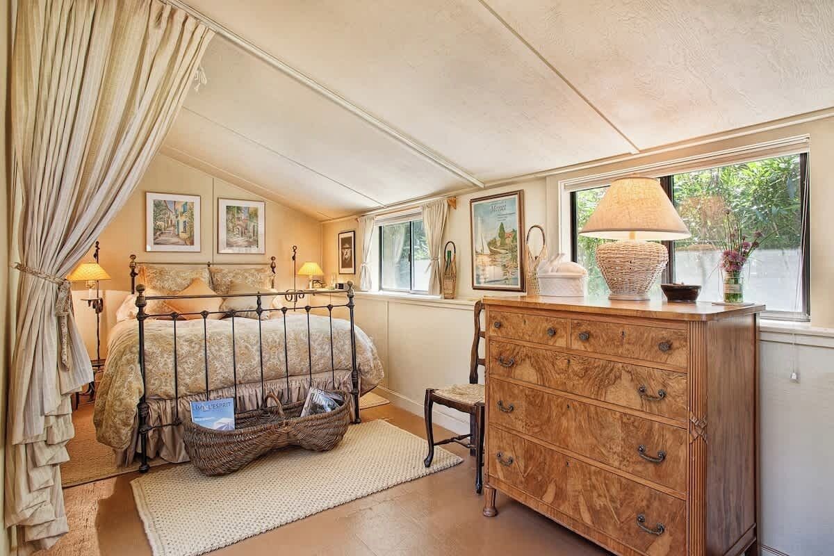 4 bedrooms, iron/ironing board, WiFi