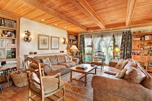 Smart TV, fireplace, books, offices - La Buona Stella Napa Valley (Saint Helena)