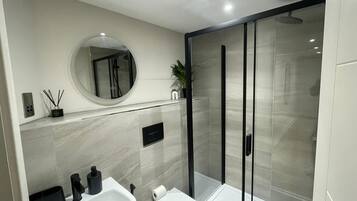 Douche, serviettes fournies