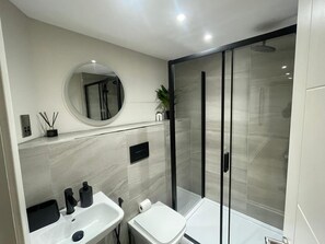 Douche, serviettes fournies