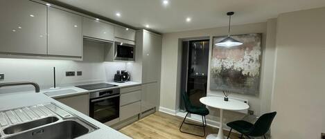 Réfrigérateur, micro-ondes, four, plaque de cuisson