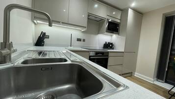 Réfrigérateur, micro-ondes, four, plaque de cuisson