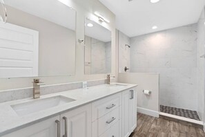 House - Super Calm- Sleeps 17 W Designs Close TO Parks (Kissimmee)