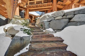 Property grounds - White Spirit Lodge, Artisan Log Masterpiece Chalet (Big White)
