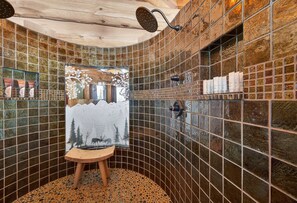 Douche, sèche-cheveux, serviettes fournies