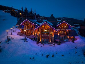 Exterior - White Spirit Lodge, Artisan Log Masterpiece Chalet (Big White)