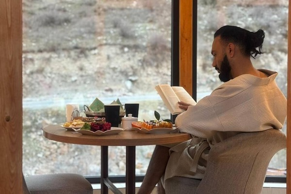 Escritorio, sistema de insonorización y wifi gratis