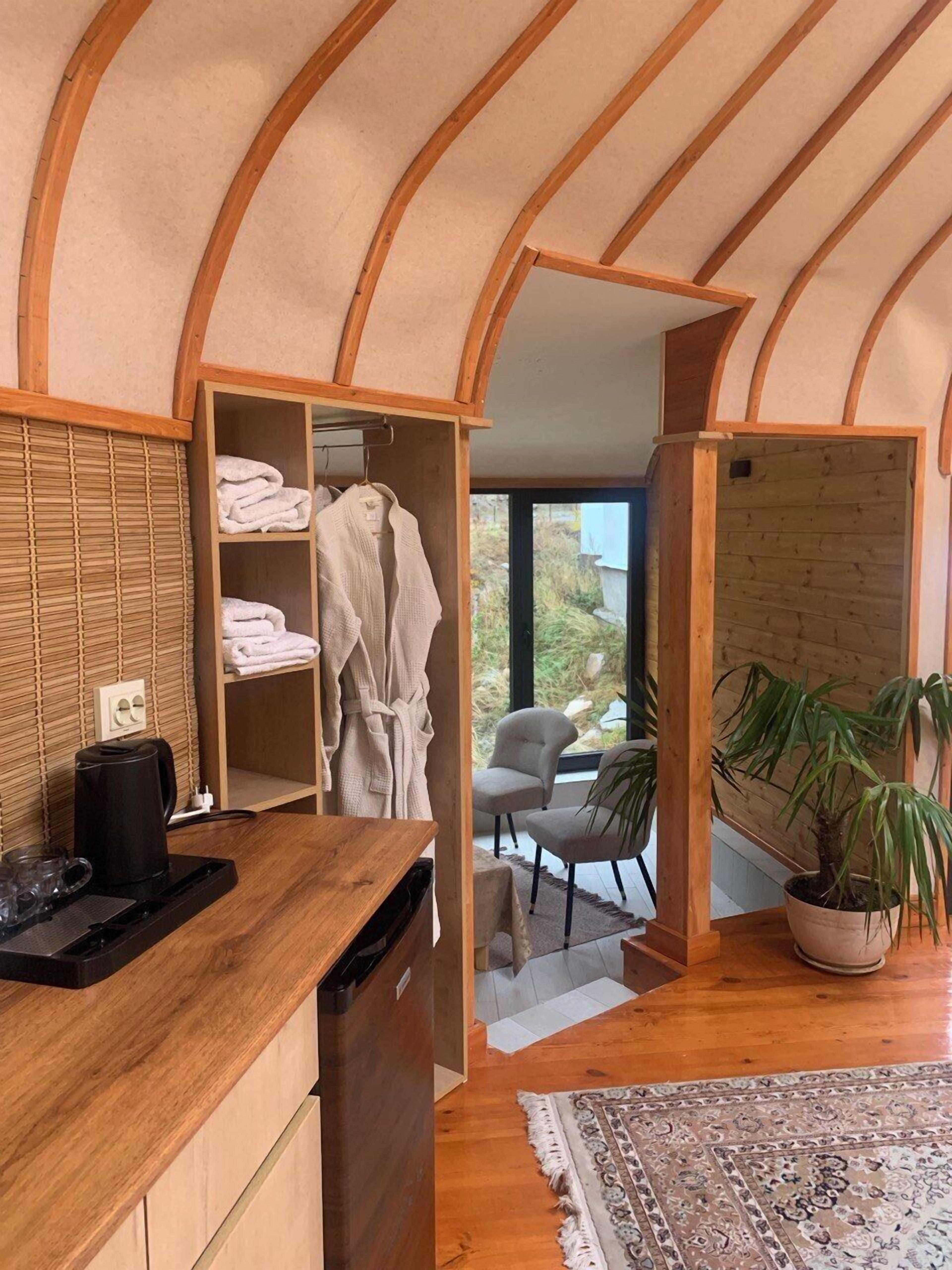 Escritorio, insonorización y wifi gratis 