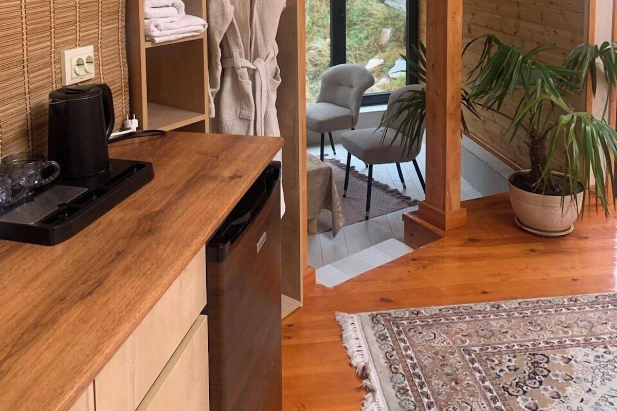 Desk, soundproofing, WiFi (free)