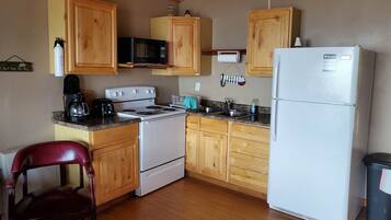 Køleskab, mikrobølgeovn, ovn, kogeplade