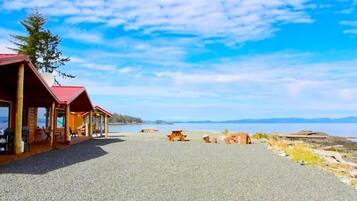 Plage, chaises longues, serviettes de plage