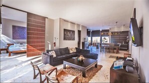 Living area - 2-bedroom condo in Amazing Location with AC comfort (Playa del Carmen)