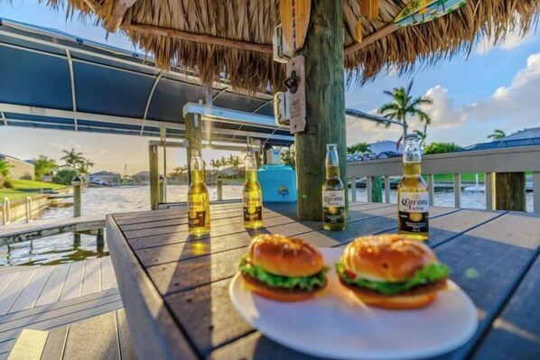 Outdoor dining - Villa Barefoot Cove (Cape Coral)