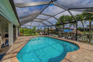 Unclassified image, 4 of 13, button - Villa Barefoot Cove (Cape Coral)