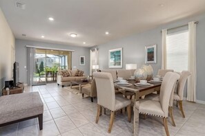 Room - Bright Elegant Home at Solterra Resort! Sol103 (Davenport)