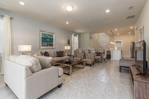 Room - Bright Elegant Home at Solterra Resort! Sol103 (Davenport)