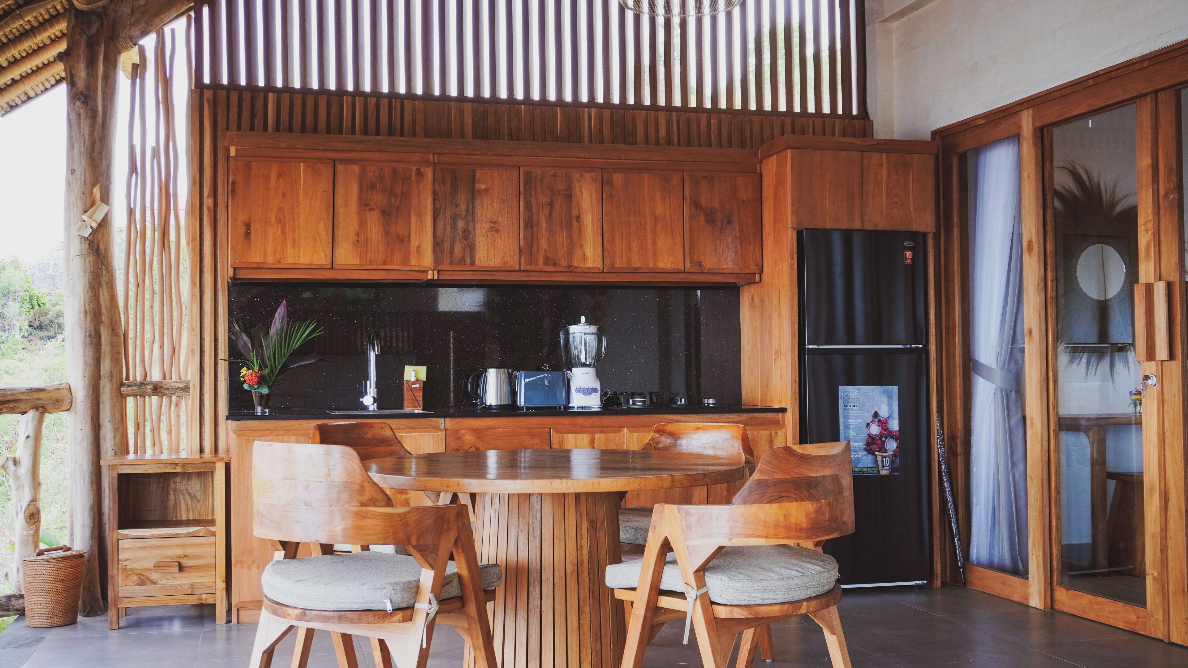 Kjøleskap, kokeplater og kjøkkenutstyr