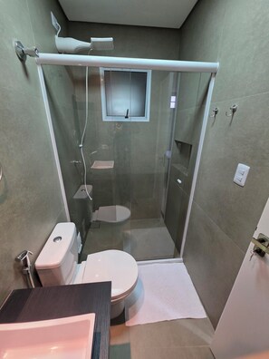 Douche, bidet, serviettes fournies, savon
