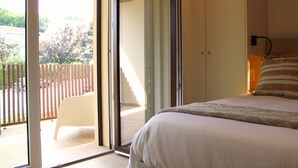 A bedroom with a bed, a nightstand, and a window. - ma-la studios Guimarães 302 (Guimarães)