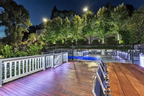 Outdoor dining - Resort Style Apartment Escape with Heated Pool, Tennis Court Outdoor BBQ (Bellevue Heights)