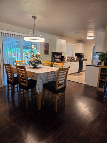 Spacious 5-bedrooms house in fabulous Redding with Swimming pool 
12 beds,3 bath