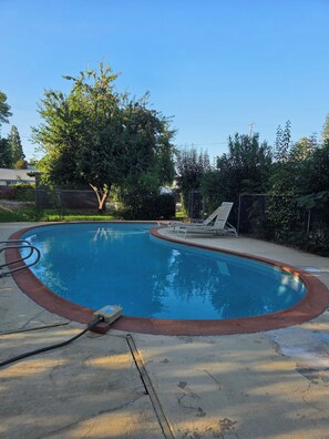 Outdoor pool - Spacious 5-bedrooms house in fabulous Redding with Swimming pool 
12 beds,3 bath (Redding)