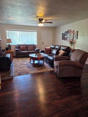 TV, fireplace, DVD player, ping pong - Spacious 5-bedrooms house in fabulous Redding with Swimming pool 
12 beds,3 bath (Redding)