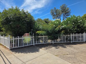 Property grounds - Spacious 5-bedrooms house in fabulous Redding with Swimming pool 
12 beds,3 bath (Redding)