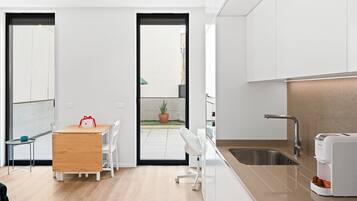 Refrigerador, microondas, cafetera y tetera y tostadora