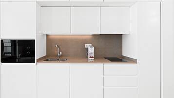 Refrigerador, microondas, cafetera y tetera y tostadora