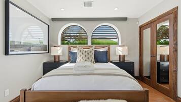 4 bedrooms, desk, iron/ironing board, travel crib