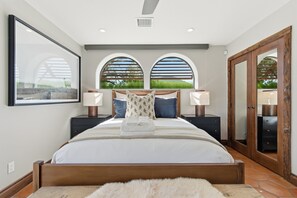 4 室のベッドルーム、デスク、アイロン / アイロン台、旅行用ベビーベッド