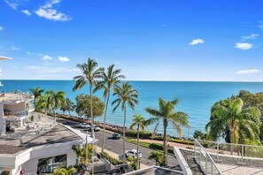Property grounds - 3BR/3Bath Resort Apt • 2 Pools + Gym + 2 Car PK (Urangan)