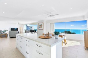 Interior - 3BR/3Bath Resort Apt • 2 Pools + Gym + 2 Car PK (Urangan)