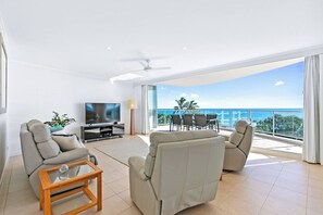 TV, stereo - 3BR/3Bath Resort Apt • 2 Pools + Gym + 2 Car PK (Urangan)