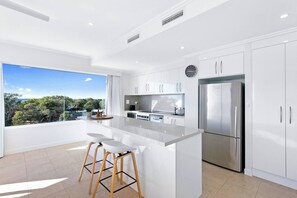 Fridge, microwave, oven, stovetop - 3BR/3Bath Resort Apt • 2 Pools + Gym + 2 Car PK (Urangan)