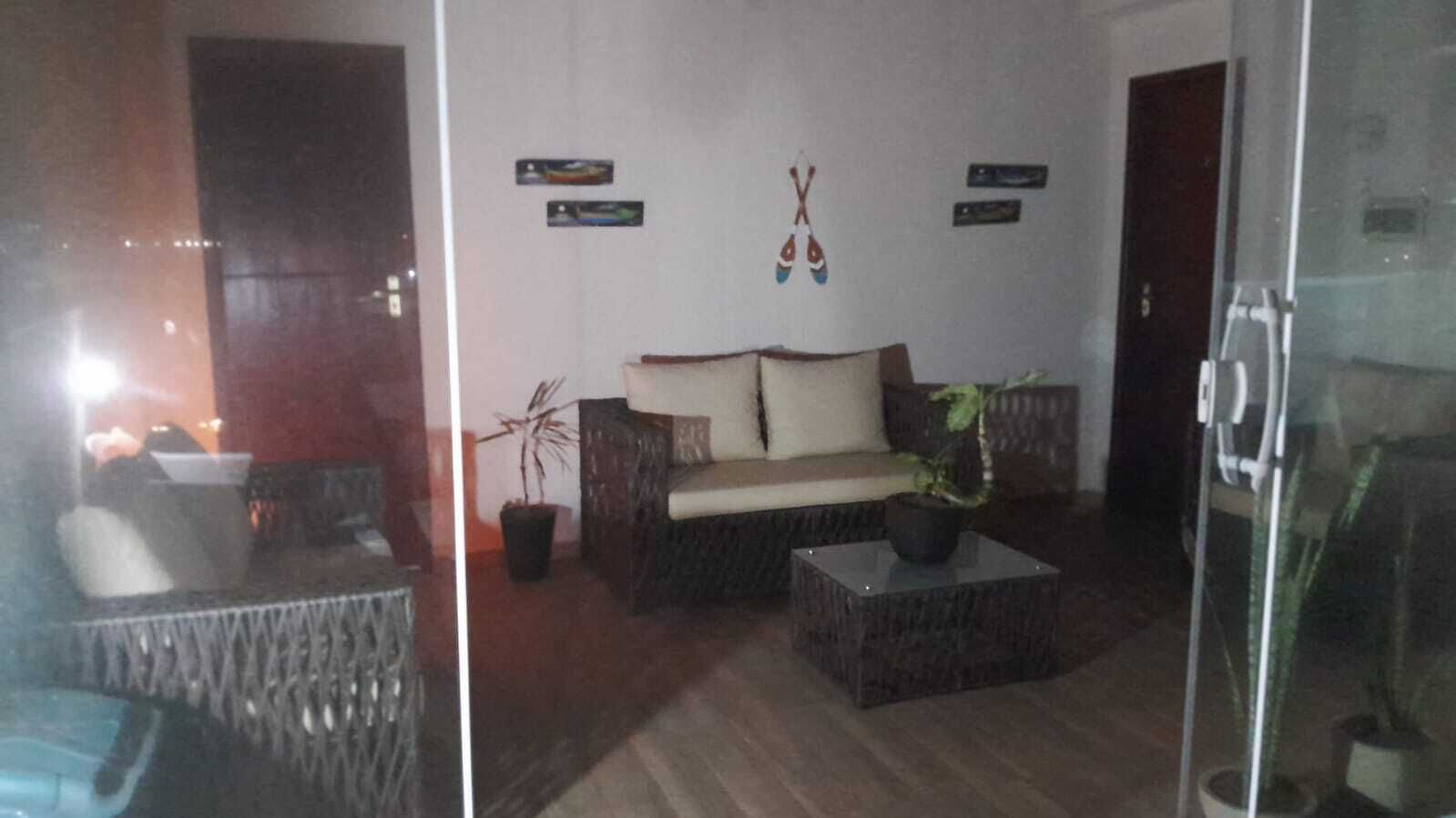 Un salon avec un canapé, deux tables d’appoint et une plante en pot.