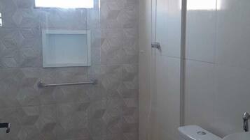 Vierpersoonskamer, niet-roken, privébadkamer | Badkamer | Een douche, handdoeken, zeep, toiletpapier