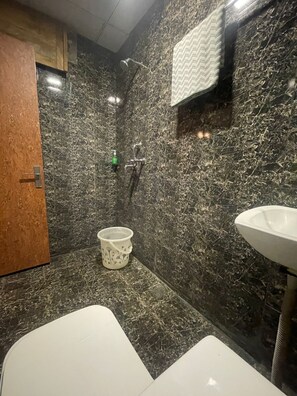 Combined shower/tub, hair dryer, towels, soap