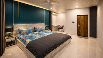 Daksh Villa with Private Pool and Garden, Jaipur | Skrivbord, arbetsyta för laptop och gratis wi-fi