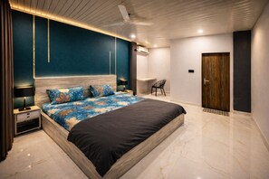 Desk, laptop workspace, free WiFi - Viram Hospitality (Jaipur)