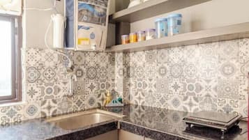 Escritorio, espacio para trabajar con laptop y wifi gratis