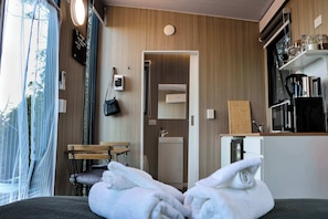 1 bedroom, bed sheets
